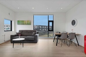 TV, offices - Blue Mountain Apartments - Corner Studio with View (Kópavogur)