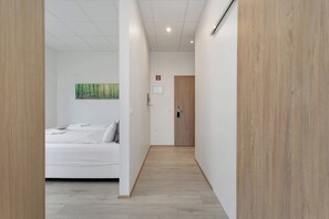 1 bedroom, WiFi, bed sheets - Blue Mountain Apartments - Corner Studio with View (Kópavogur)