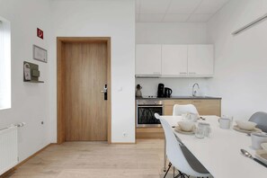 Køleskab, mikrobølgeovn, ovn, kogeplade