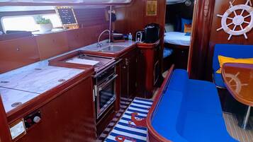 Réfrigérateur, un four, surface de cuisson, cafetière-théière