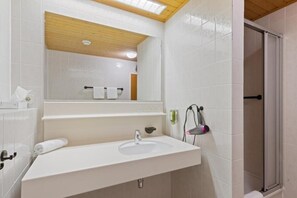 Dusj, hårføner, håndklær og såpe