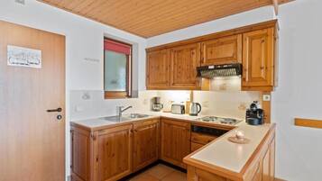 Réfrigérateur, four, plaque de cuisson, cafetiÚre/bouilloire