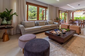 House | Living area | 32-inch TV with cable channels - PF13 Casa 05 Suítes - Praia do Forte (Mata de São João)