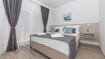 Apartamento (A6) | Caja fuerte, espacio para trabajar con un portátil, cortinas opacas