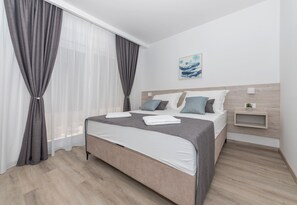 Apartamento (A6) | Caja fuerte, espacio para trabajar con un portátil, cortinas opacas