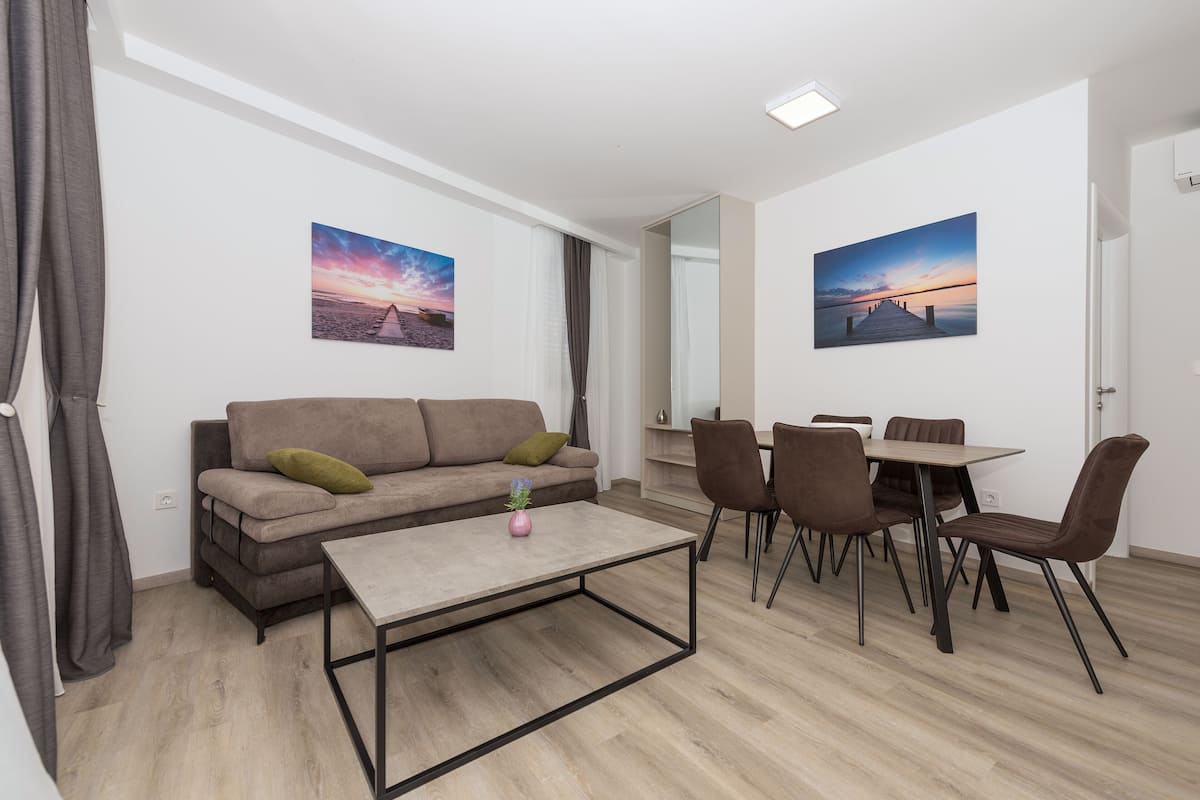 Appartement (A1) | Woonruimte | Een lcd-televisie