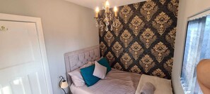 3 bedrooms, iron/ironing board, travel crib, free WiFi - Luxury Victorian home secluded in greenery (Slough)