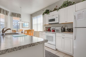 House, 4 Bedrooms | Private kitchen | Dining tables