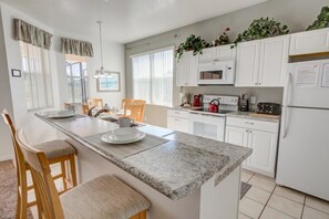 House, 4 Bedrooms | Private kitchen