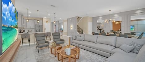 Casa, varias habitaciones | Área de sala de estar | Televisión de pantalla plana