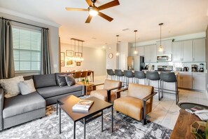 Townhouse, 4 soverom | Oppholdsområde | TV