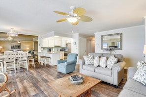 Condo, 2 Bedrooms | Living area