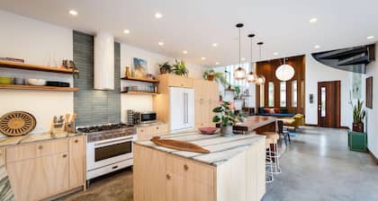 Modern indoor-outdoor living w/Hot Tub â Walk to Beaches & Mountain Trails