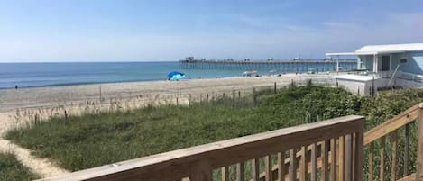 Chaises longues, serviettes de plage