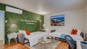 2 habitaciones, escritorio y tabla de planchar con plancha