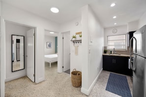 2 habitaciones, tabla de planchar con plancha, cuna de viaje y wifi 
