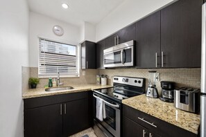 Coffee/tea maker, fridge, microwave, stovetop