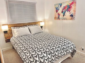 2 soverom, skrivebord, wi-fi (inkludert) og sengetøy