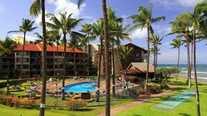 Ein Resort mit Pool, Palmen und Blick aufs Meer.