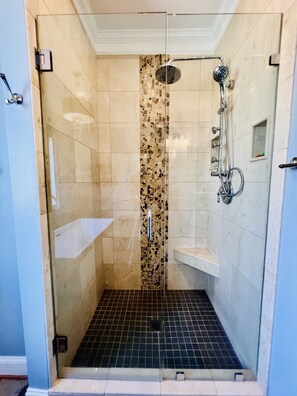 Ensemble baignoire-douche, séchoir à cheveux, bidet, serviettes fournies