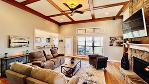 Living area - Beautiful Lake Home, Amazing Views, Full Kitchen/Bar on Lake Shore, Private Cove (Wedowee)