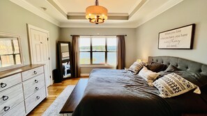 Room - Beautiful Lake Home, Amazing Views, Full Kitchen/Bar on Lake Shore, Private Cove (Wedowee)