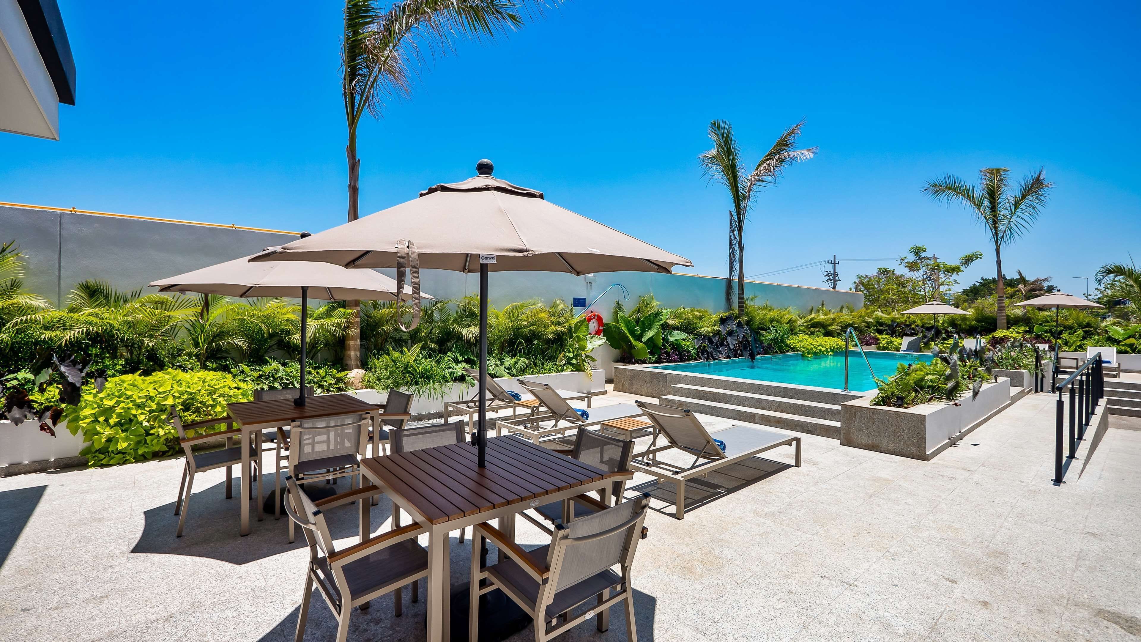 outdoor pool, open 9:00 am to 10:00 pm, pool loungers