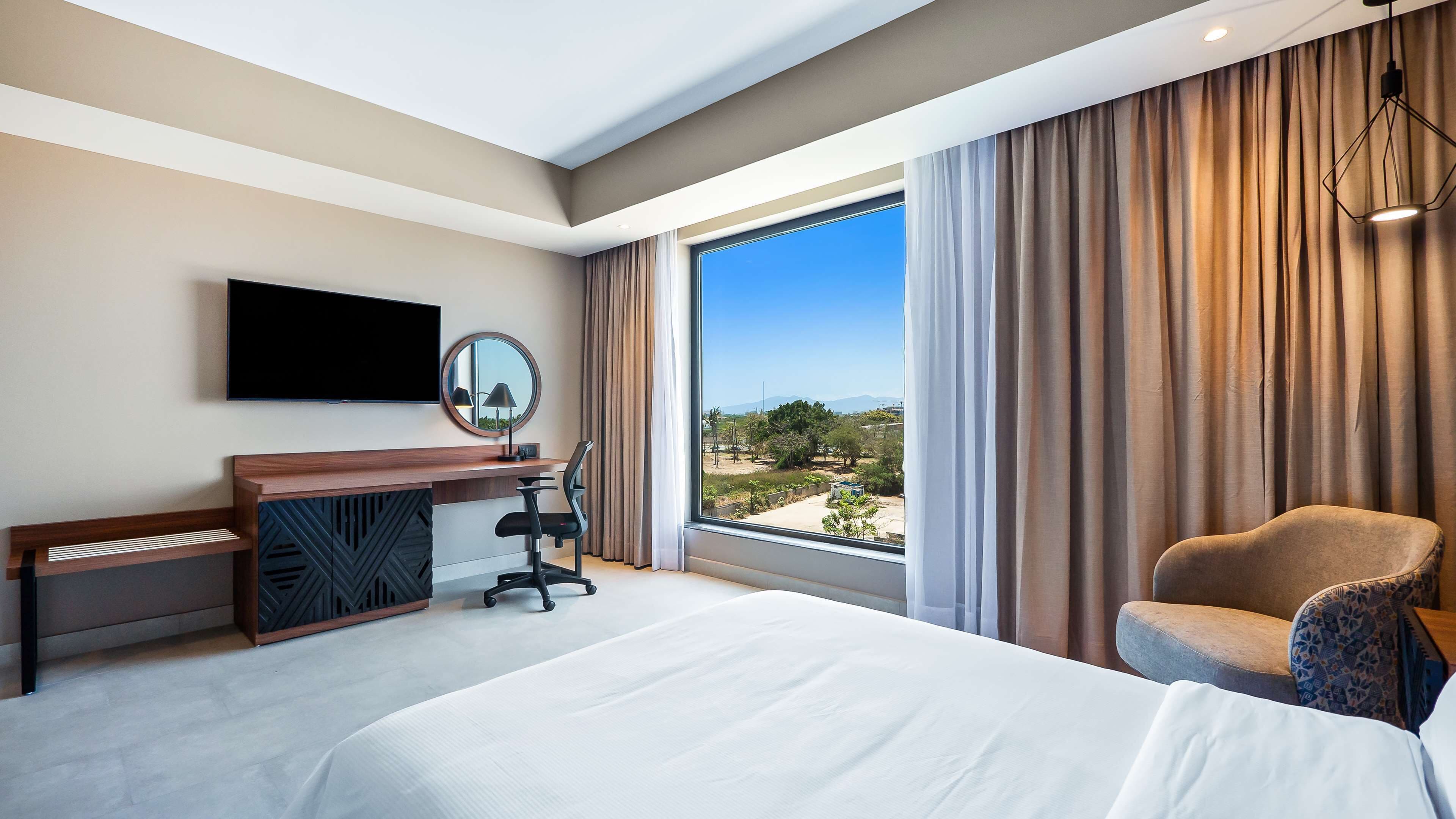 room, 1 queen bed, accessible (3x3 shower) | minibar, in-room safe, desk, blackout curtains