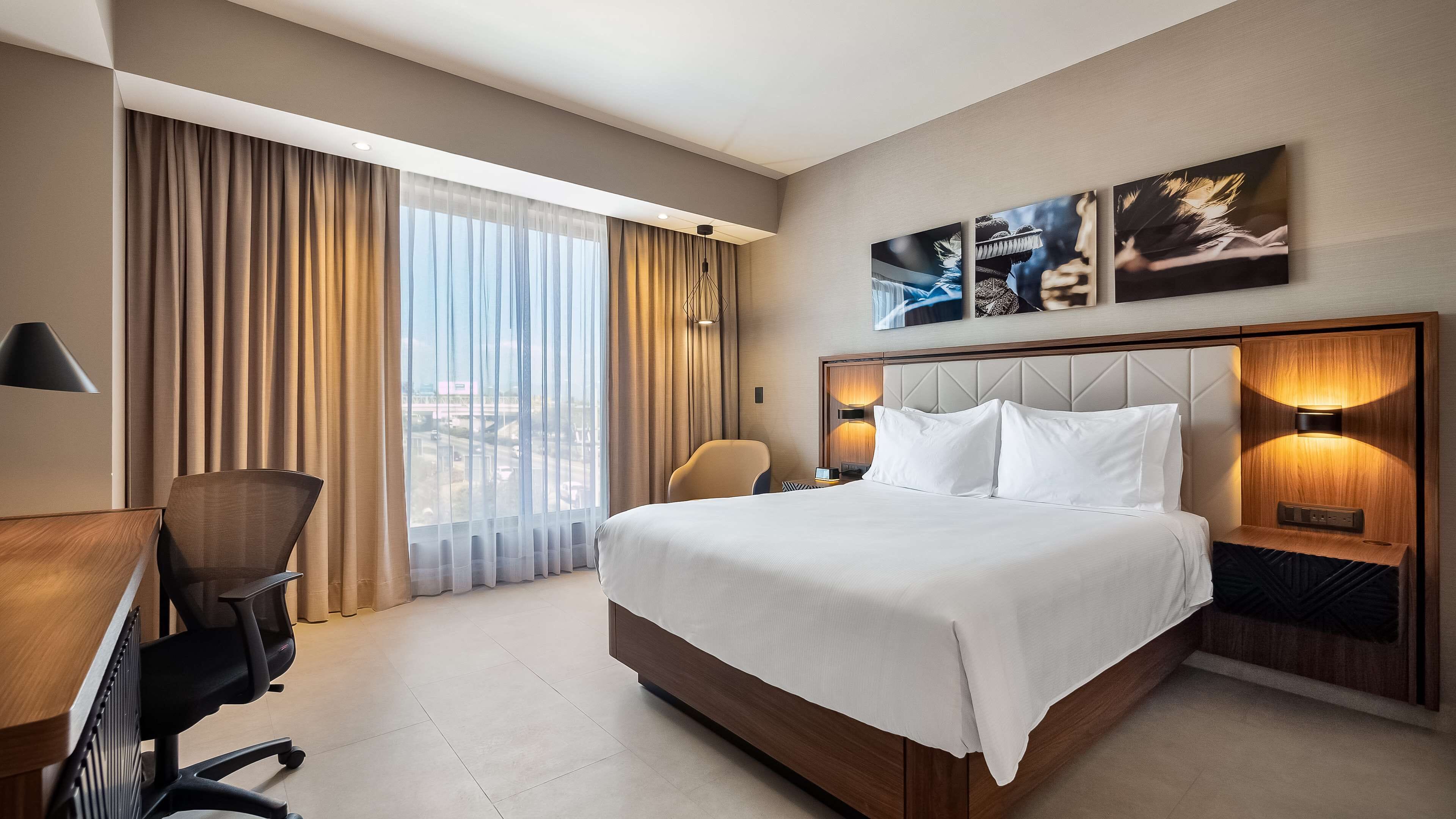 room, 1 queen bed, refrigerator | minibar, in-room safe, desk, blackout curtains