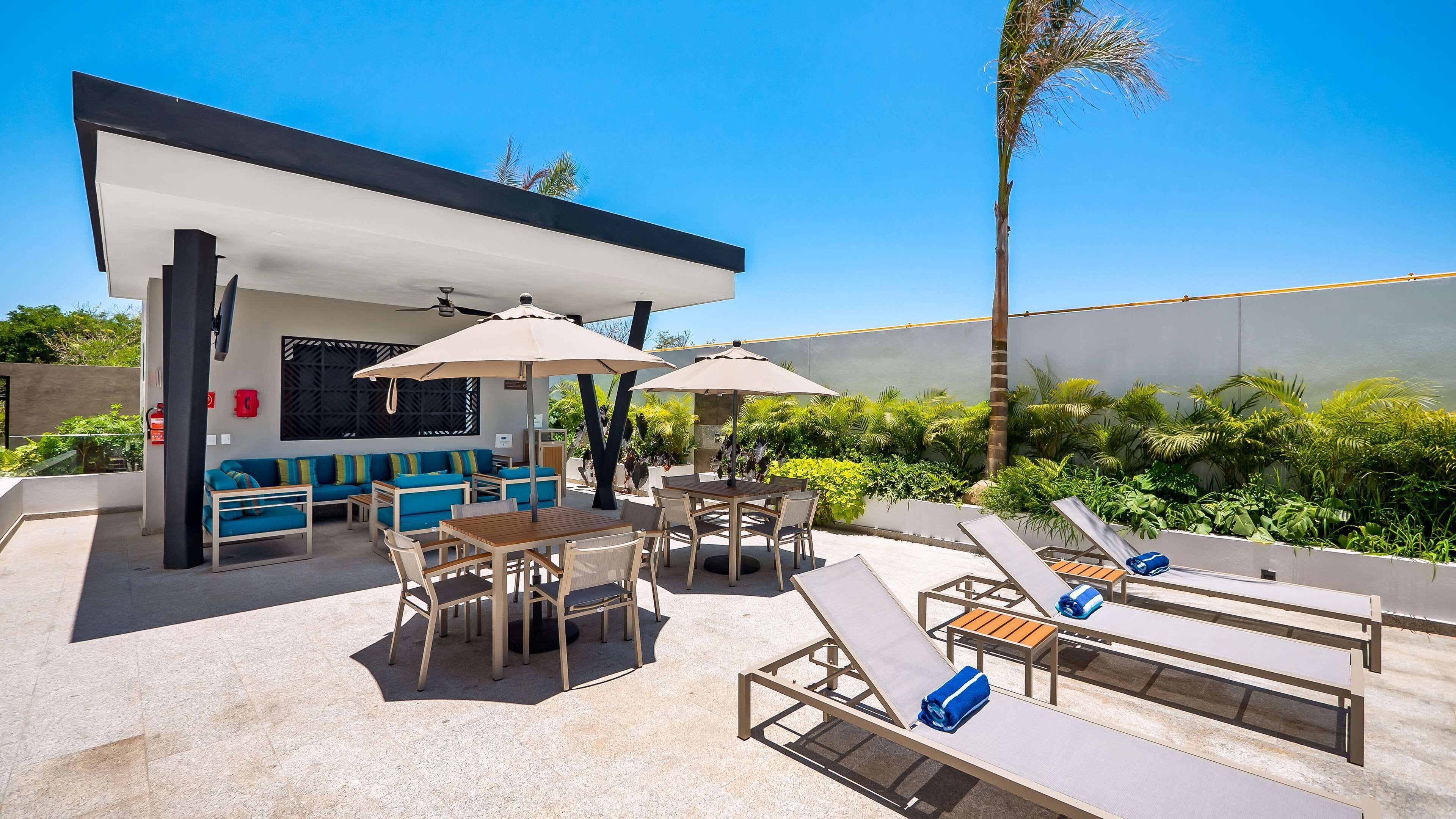 outdoor pool, open 9:00 am to 10:00 pm, pool loungers