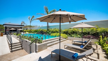 Una piscina al aire libre, sillones reclinables de piscina. Hampton Inn By Hilton Nuevo Vallarta