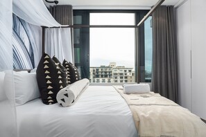 1 bedroom, iron/ironing board, WiFi, bed sheets - Lush Urban Getaway in the Cape Town Sky (Cape Town)