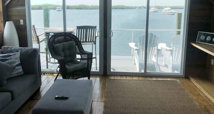 Aqua Lodge Houseboat "The Grey Lady"