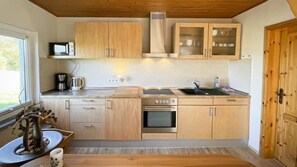 Kühlschrank, Ofen, Geschirrspüler, Wasserkocher mit Kaffee-/Teezubehör