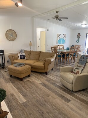 Smart-TV, peis, DVD-spiller og bøker