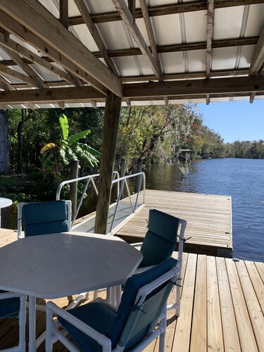 WATERFRONT RETREAT ON RIVER WITH LG DOCK AMAZING VIEWS & WILDLIFE