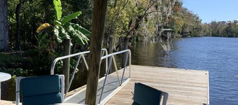 WATERFRONT RETREAT ON RIVER WITH LG DOCK AMAZING VIEWS & WILDLIFE
