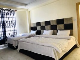 Quarto triplo luxo | Wi-Fi de cortesia, roupa de cama