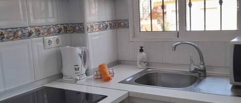 Réfrigérateur, batterie de cuisine, vaisselle et ustensiles