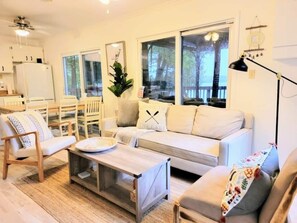 Smart TV, DVD player, toys, books - Stylish Waterfront Cottage, flat private Beach, North of Muskoka (Commanda)