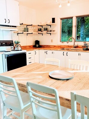 Fridge, microwave, oven, stovetop - Stylish Waterfront Cottage, flat private Beach, North of Muskoka (Commanda)