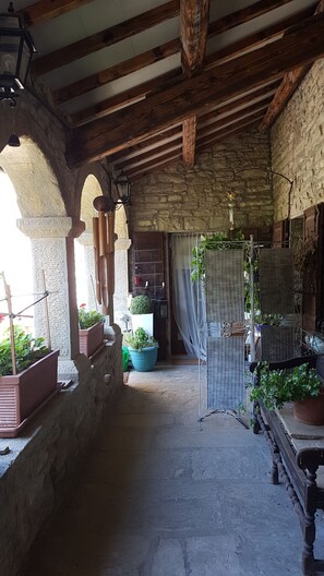 Zimmer, 1 Schlafzimmer, Terrasse, Gartenblick | Fassade der Unterkunft