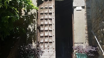 Room, 1 Bedroom, Patio, Garden View | Property entrance