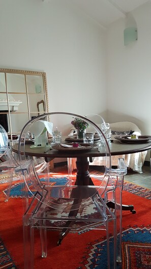 ห้องพัก, 1 ห้องนอน, ลานระเบียง, วิวสวน | ห้องรับประทานอาหาร