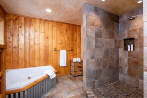 Badewanne, Haartrockner, Handtücher