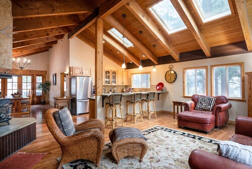 Granite Getaway: Spacious and Beautiful, Hot Tub, Dog Friendly, Backs Forestland by Tahoe Time VR