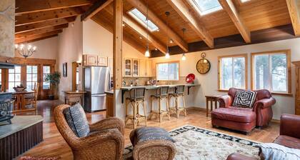 Granite Getaway: Spacious and Beautiful, Hot Tub, Dog Friendly, Backs Forestland by Tahoe Time VR