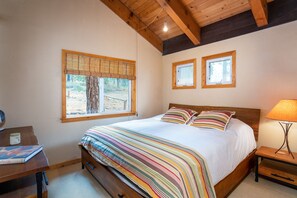 4 soverom, strykejern/-brett, internettilgang og sengetøy