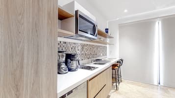 Refrigerador, microondas, placa de cocina, cafetera/tetera