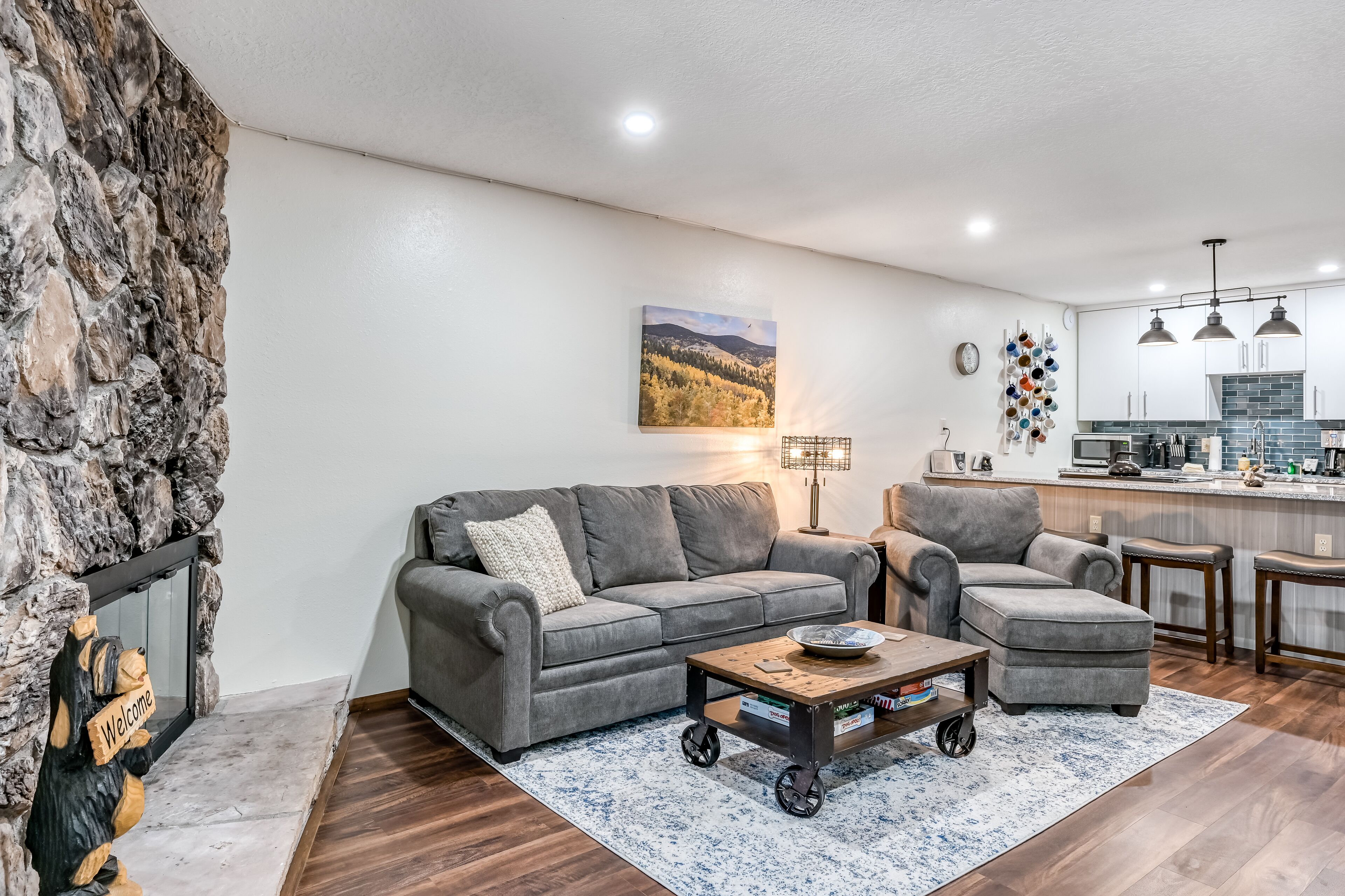 Beautiful condo in great location with fireplace - close to skiing with shuttle
